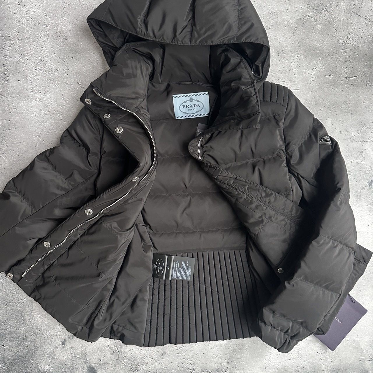 三角ロゴがポイント！PRADA(プラダ)のダウンジャケットが使える！【BUYMA】