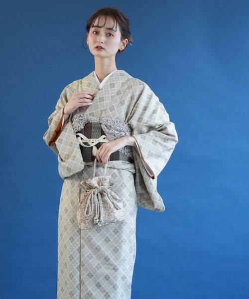 utatane（ウタタネ）の「洗える着物 袷 しろつるばみのアラベスク小紋