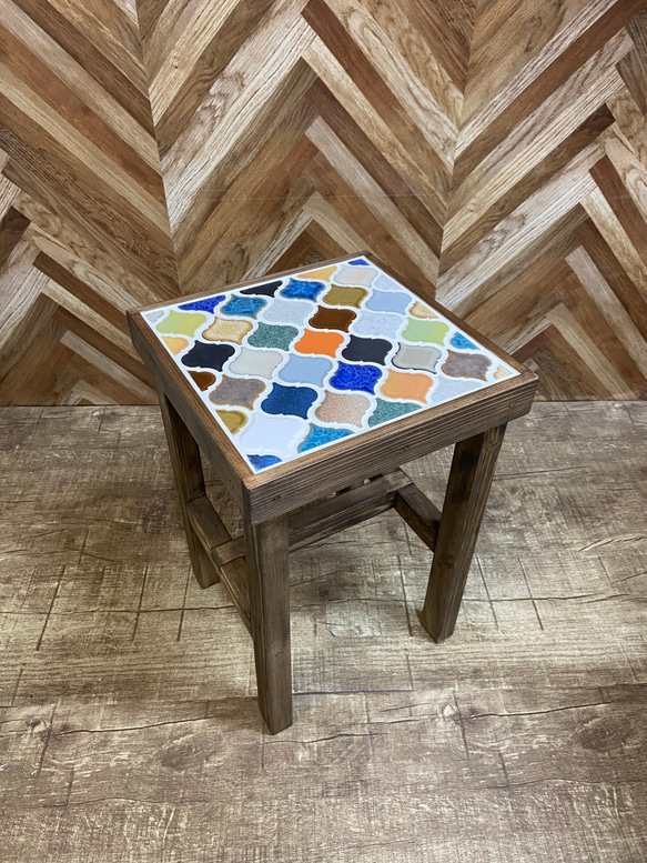 サイドテーブルにもなるタイル張りスツール ランタンランダムミックス