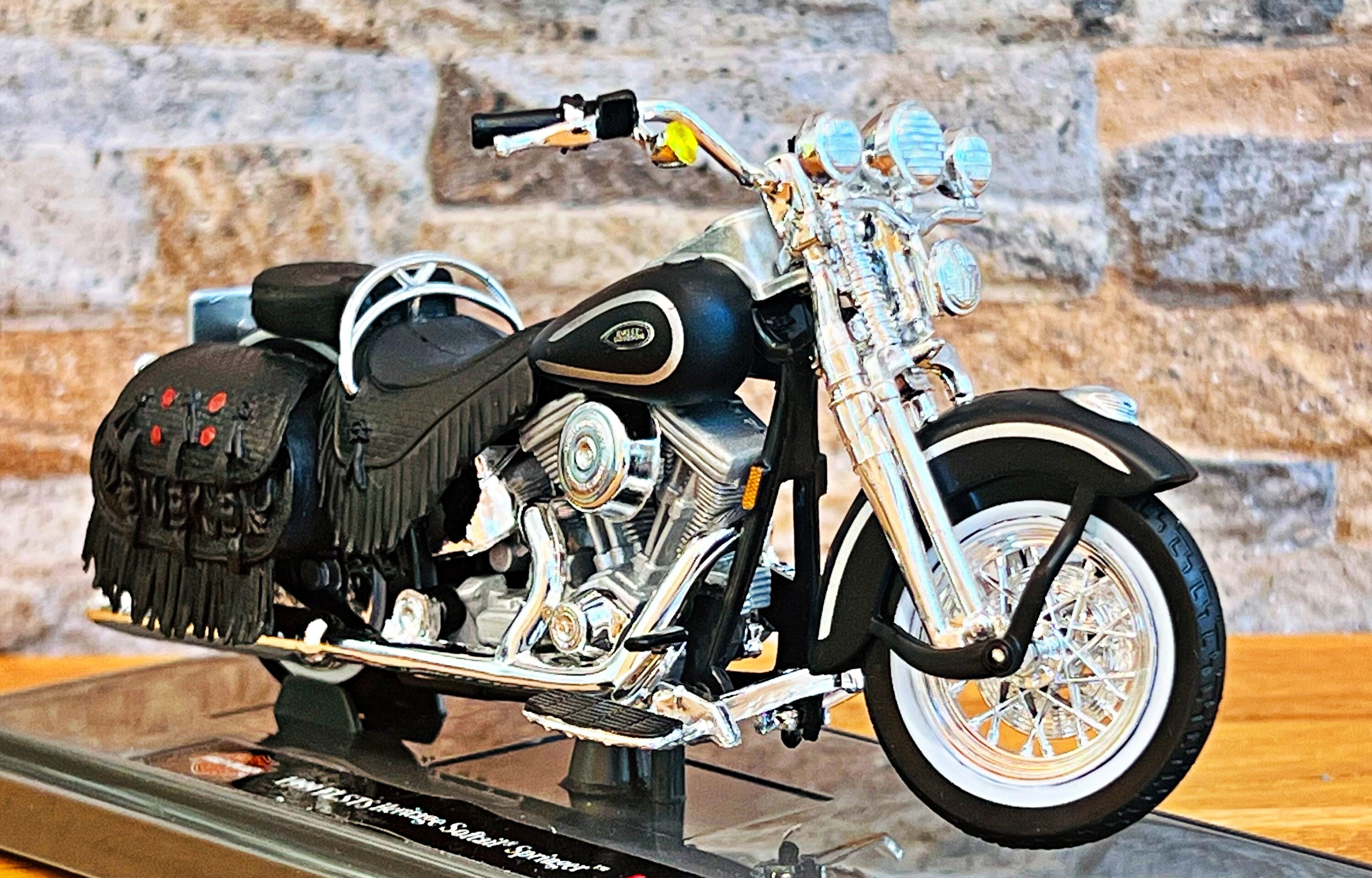 Harley Davidson 1999 FLSTS Heritage Softail Springer, Scale 1/18