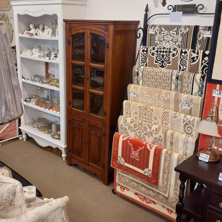 カップボード 英国アンティーク風キャビネット ガラスドアキャビネット